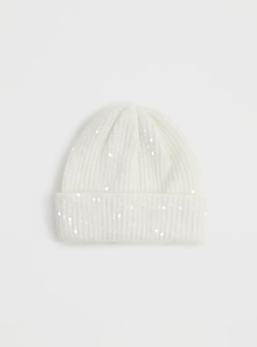 Шапка женская, с пайетками, Knitting fuzz